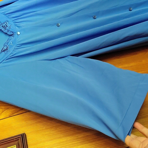 Blue nylon robe Shadowline. Button front vtg no flaw sleepwear lounging litewt - Picture 3 of 5